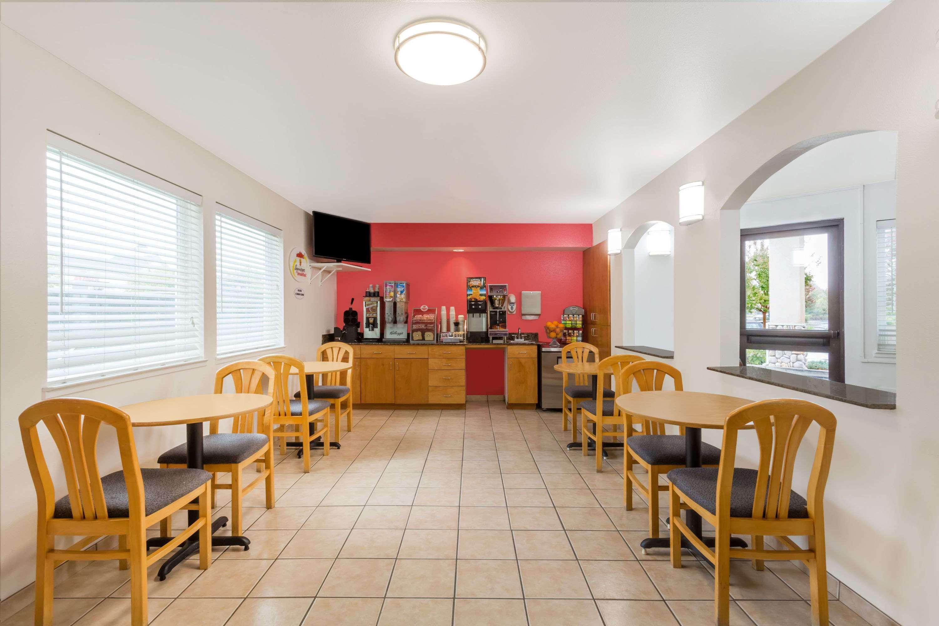 Super 8 By Wyndham Cloverdale Wine Country Exterior foto